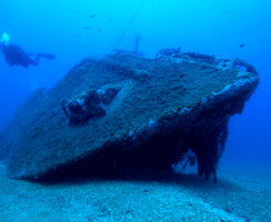 La prua del relitto KT-12 di Orosei staccata di netto dal resto della nave dall'esplosione del siluro lanciato dal sommergibile inglese SAFARI. Ora giace ad una trentina di metri di profondita' e a circa 500 metri dal resto del relitto.